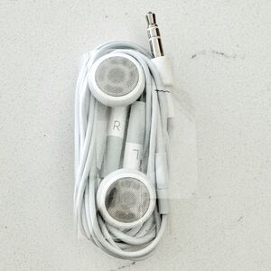 New Apple Earpods Wired Headset For Devices With 3.5mm Headphone Jack